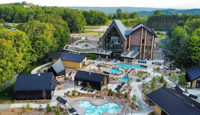 Escape the City in our Chalet Townhouse for 8 - w/ Jacuzzi & Access to Pool /Gym