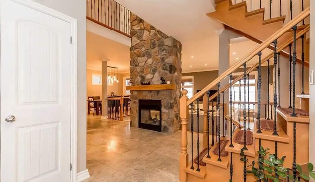 Luxurious 6-Room Lakefront House