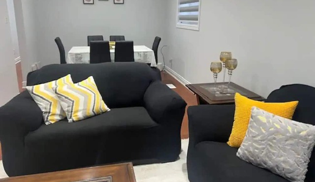 3 Bed Room2 full Wash Room entire Apt, 5 km to Pearson Airport, Sleeps up to 7,