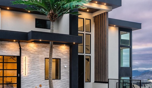 West Kelowna Luxury Hillside Retreat - Pool & Rooftop Hot-Tub