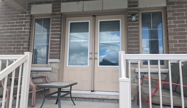 Cozy ensuite w/seperate entrance & balcony, 1 minute to grocery and Rotary Park