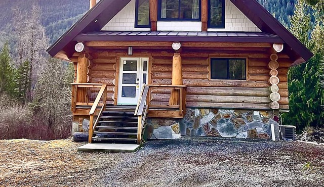 Log cabin retreat, in beautiful Sunshine Valley, minutes from Manning Park.