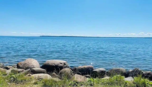 Luxury 2-Bed Suit with Free Parking, Separate Entrance & Fire Pit in Innisfil