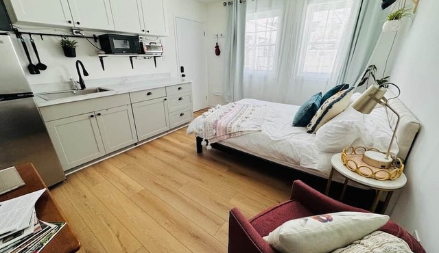 Studio: Queen bed, parking, kitchenette, downtown