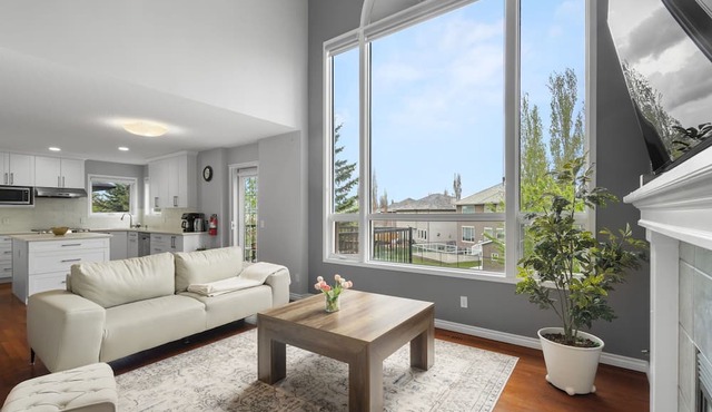 Luxury 4BR | 8 Guests, AC, Garage, Near YYC&Banff