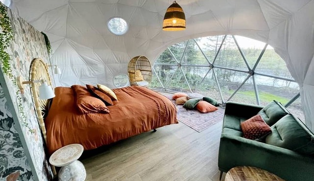 Cozy Riverside Retreat: Experience Comfort in Nature's Embrace in Alberta Dome
