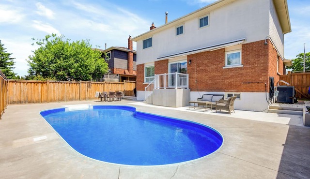 Modern 4BR Family Home w/Pool · Whitby