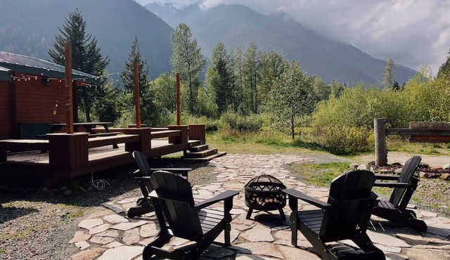 Peaceful cabin in the mountains with pond view. Pet friendly!