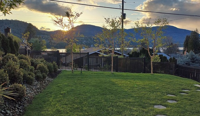 Villa Carmel- Garden Suite 1 minute walk to Skaha Lake