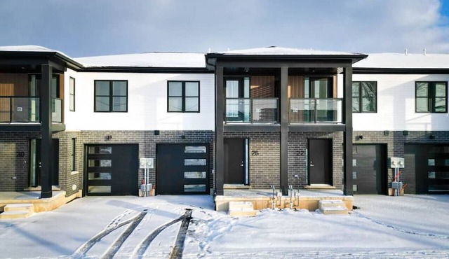 Family Friendly Canal Front 3BR with BBQ and Sleeps 8 guests